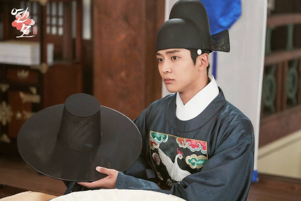 KBS新劇《戀慕》首播定檔&劇照公開!路雲飾演李輝的老師兼初戀「鄭智雲」