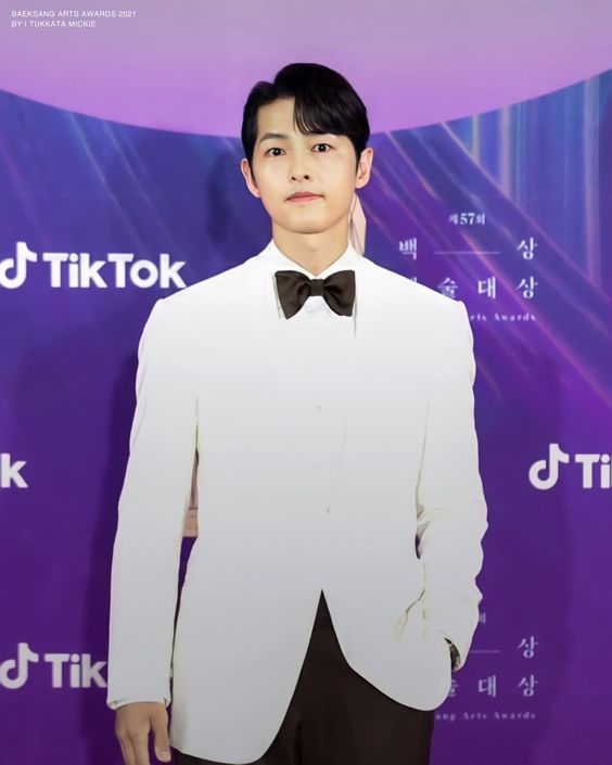 先前宋仲基就已經接下過無數音樂or演技大賞的主持人02