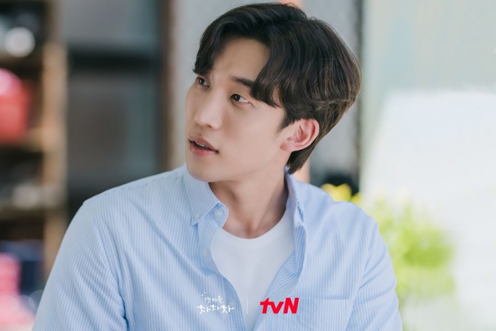 申敏兒(新慜娥)、金宣虎、李相二主演tvN《海岸村恰恰恰》,自從「天然系男二」李相二出現後