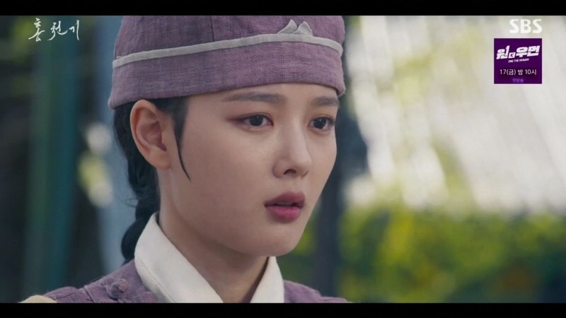 《紅天機》EP.5-EP.6劇情:在清洗畫筆的時候,紅天機聽到了關於河藍的傳聞,於是向好友崔定(洪慶 飾)打探河藍的事情,忽然產生這位河主簿,就是20年前和她相約見面、卻沒出現的少年。接著在河藍受亮明大君的指示、給出畫試的題目時,讓紅天機又更加認為他就是當年的男孩。