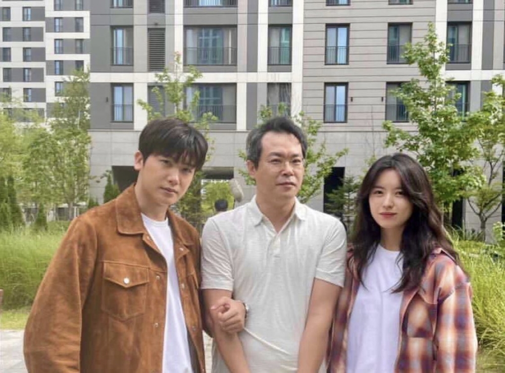 朴炯植、韓孝周與劇中演員的合影