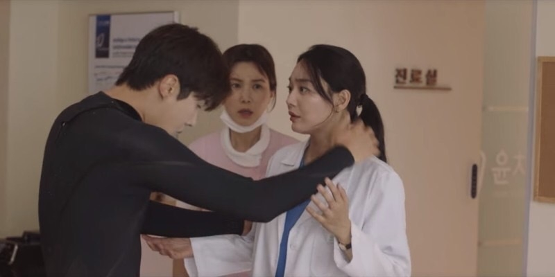 韓劇《海岸村恰恰恰》ep.3-ep.4劇情:洪斗植忽然出現用腳踹暈了那位客人,並擔心的看著尹慧珍有沒有受傷