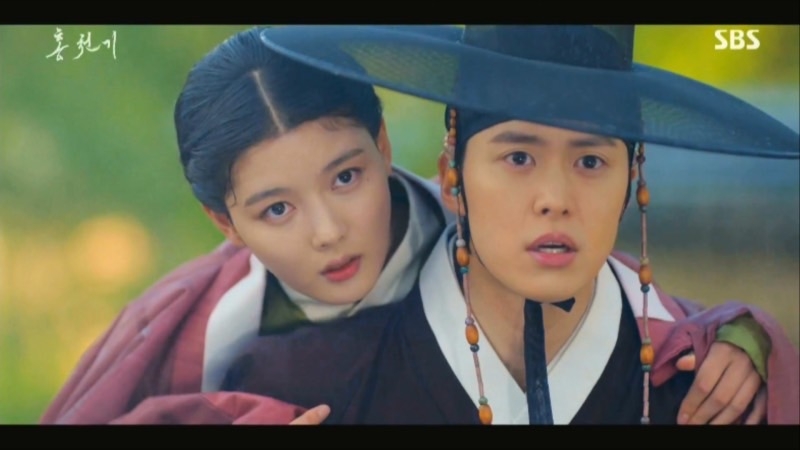 走了一小段路後，亮明大君發覺天機有點發燒，於是便背起她。