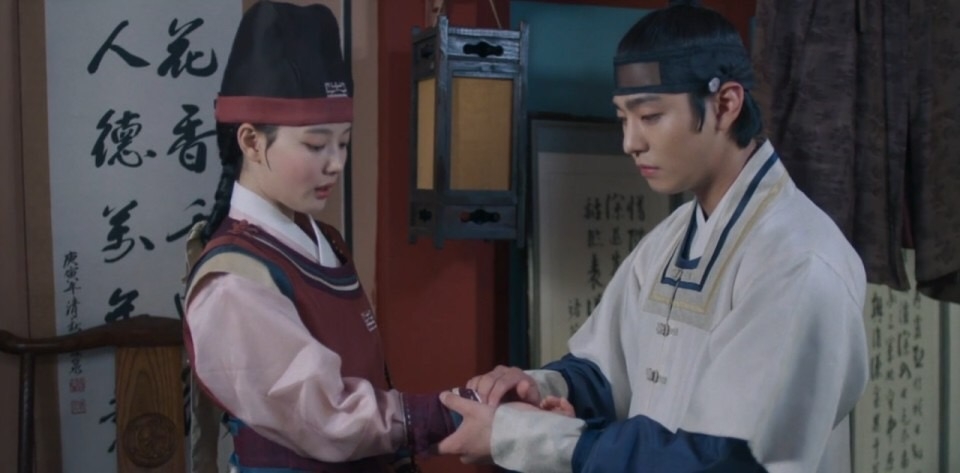 於是河藍抓住天機的手腕，替她把脈看有沒有感冒