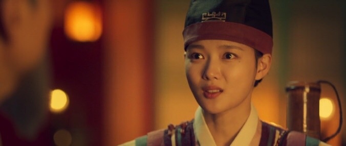 韓建（張鉉誠 飾）後來告訴紅天機，晚上要和他共同修復英宗的肖像畫