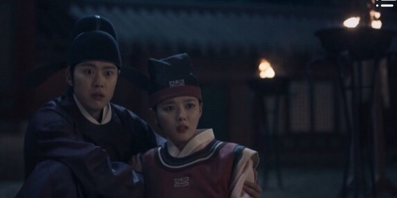 好在亮明大君及時出手相救，兩人看著身上散發危險氣息的河藍都感到震驚不已。