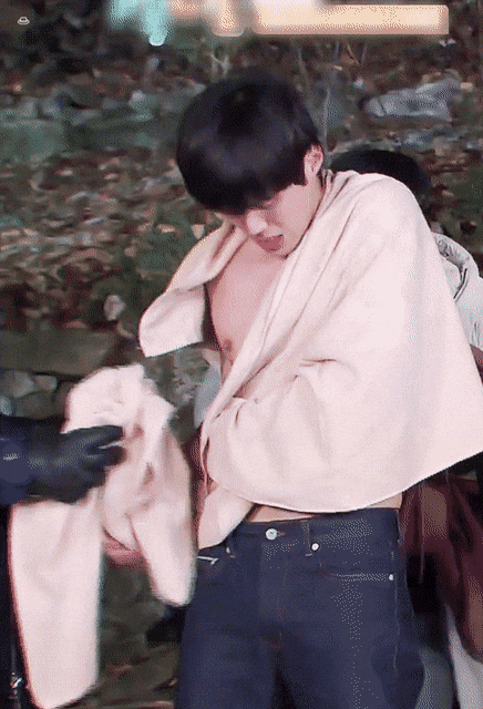 金宣虎出現在其他綜藝或是作品中的「名品身材」照，厚實的肩膀、結實的肌肉根本超犯規❤ 對此，韓國網友們表示：「這歐巴太完美，罪孽深重！跟我一起生活吧」