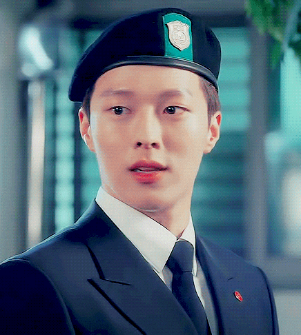 張基龍手臂上的草綠色徽章疑似是「中隊長」的標誌