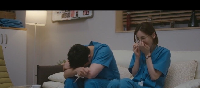 沒想到頌和卻把眼睛閉起來餵食李翊晙XD 由於兩人覺得情侶舉動太不適合他們於是作罷XD