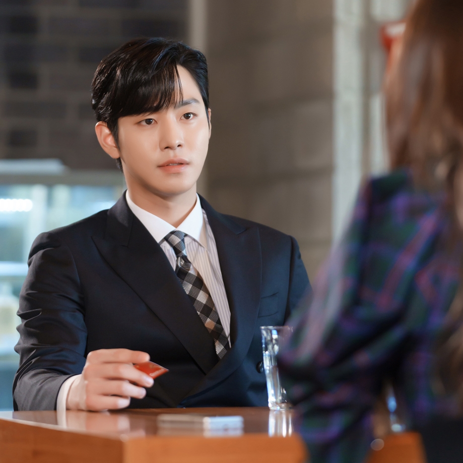 安孝燮在《社內相親》中飾演霸道總裁「姜泰武」