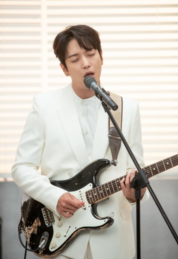 鄭容和以男團CNBLUE的身份出道，渾厚的歌聲不僅擄獲許多歌迷的心，後續又以《原來是美男》開啟演員路，出演了《你為我著迷》、《遇見愛》等作品