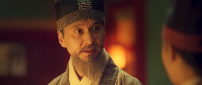 韓建（張鉉誠 飾）告訴紅天機晚上要共同修復英宗肖像畫，不過天機的手巾不小心掉在歷代皇帝畫象的寢殿