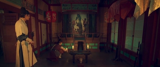 卻在踏入放有半毀英宗肖像畫的寢室、聽到了魔王的聲音，劇烈頭痛再度席捲而來。