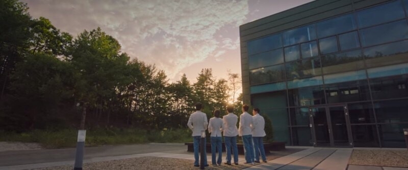 最後，五個人站在醫院的庭園看著日落，頌和說到、現在比起以前更喜歡太陽下山的天空