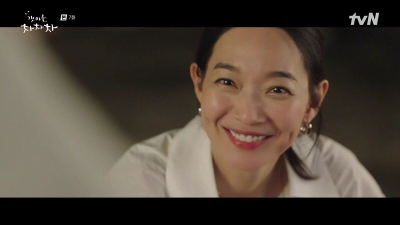 但實際上,原本洪斗植不小心在家門外睡著,原本要回家的尹惠珍到他後想把他扶進屋裡
