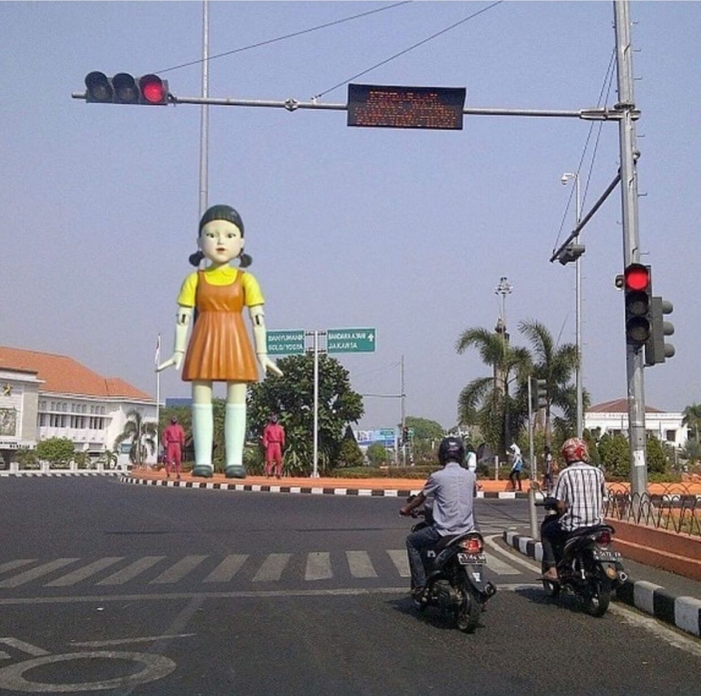 放在十字路口的「123木頭人娃娃」大型裝置