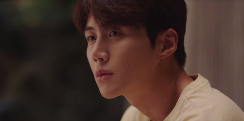 韓劇《海岸村恰恰恰》ep.3-ep.4劇情:斗植聽到後不禁動容,並把原本放在冰桶上的手,放到了慧珍的臉龐幫她降溫