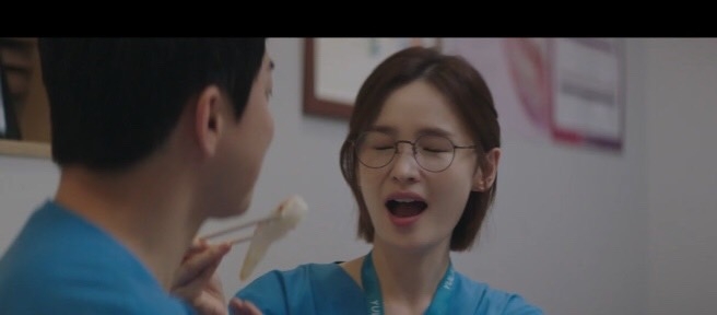 頌和雖然很害羞又有點尷尬，不過還是答應實行，沒想到她卻把眼睛閉起來餵食李翊晙XD 由於兩人覺得情侶舉動太不適合他們於是作罷