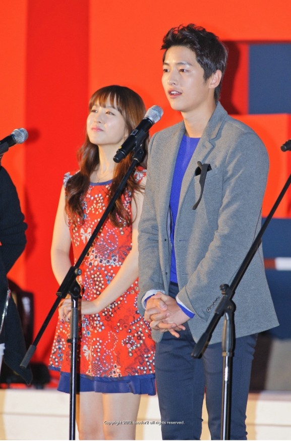 宋仲基受邀2021釜山國際電影節主持人！網掀9年前攜朴寶英出席「防腐劑童顏」再進化03