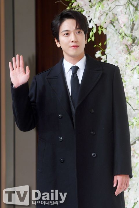 鄭容和出演驅魔題材KBS《大發不動產》大獲好評，並在當時的採訪中提到會盡快攜新作回歸，而他也兌現了承諾、有望主演浪漫愛情喜劇《不著邊際》（밑도끝도없이），這還是一部尺度很大的作品！