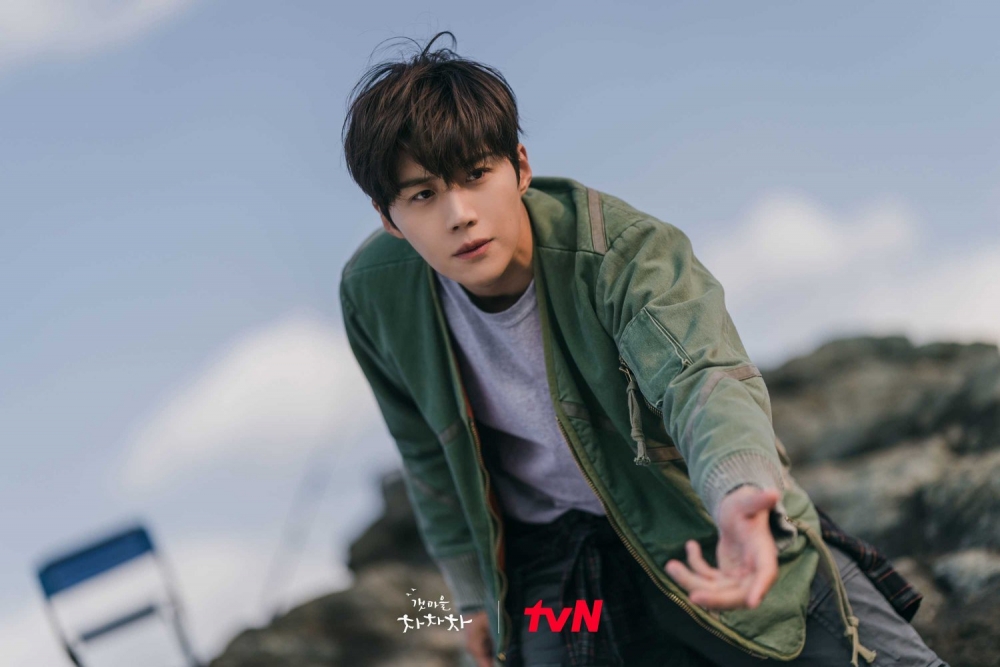 金宣虎與申敏兒(新慜娥)主演的愛情喜劇《海岸村恰恰恰》現正熱播中