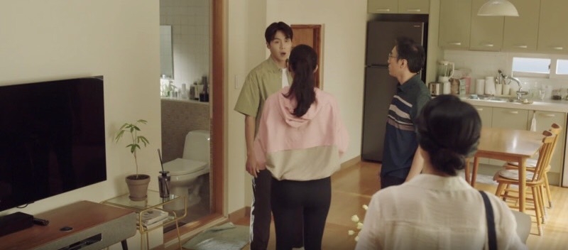 惠珍遇到家人後便帶他們回家，卻在家中碰上了前來幫忙修蓮蓬頭的洪斗植