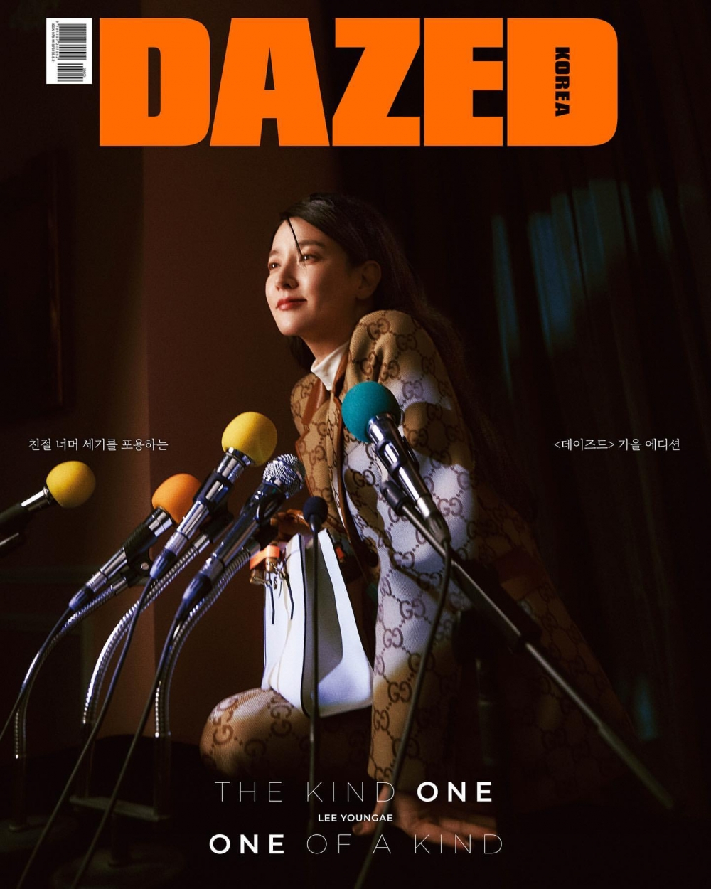 李英愛近日為韓國時尚雜誌《DAZED》拍攝一系列畫報