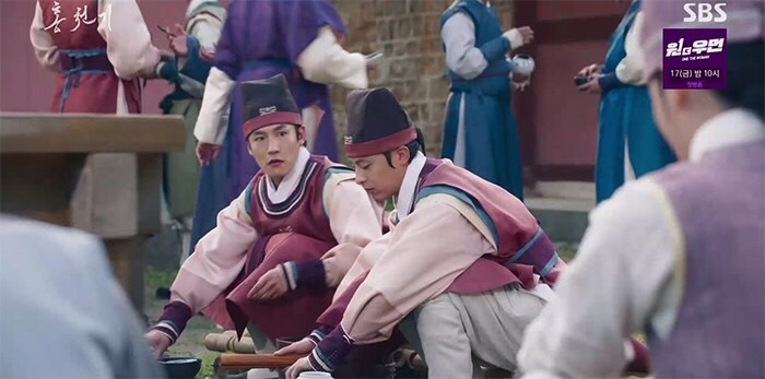 《紅天機》EP.5-EP.6劇情:在清洗畫筆的時候,紅天機聽到了關於河藍的傳聞,於是向好友崔定(洪慶 飾)打探河藍的事情