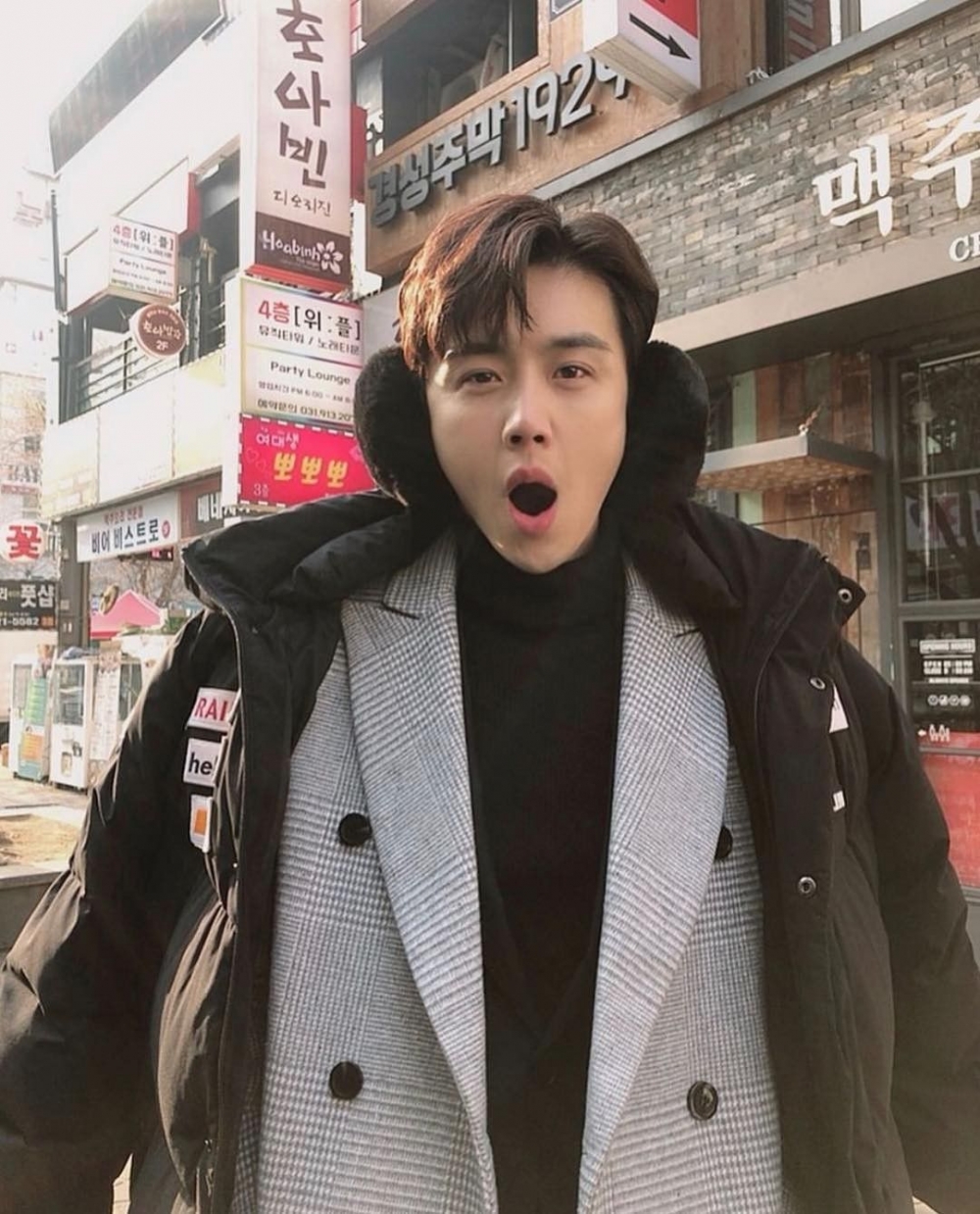 金宣虎戴耳罩呼氣