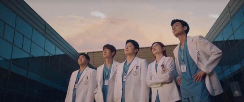 五個人站在醫院的庭園看著日落，頌和說到現在更喜歡太陽下山的天空，李翊晙表示：「因為下班時間到了，你可以回家所以才會喜歡。」