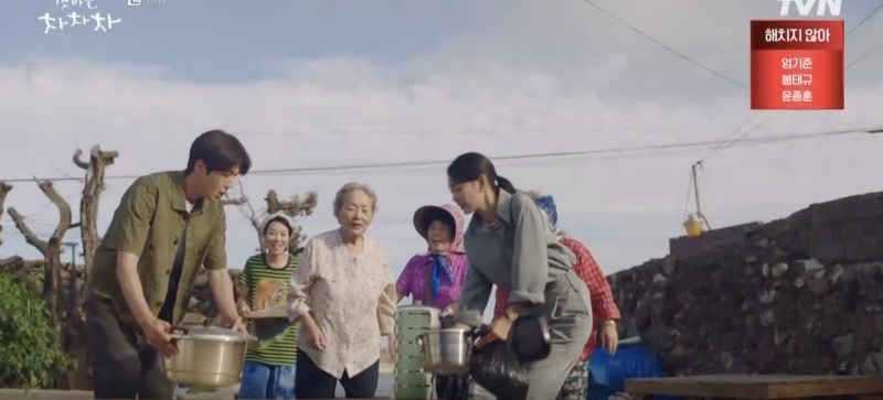 尹惠珍得知洪斗植要祭祀爺爺，因此準備了一些食物想幫忙，沒想到村裡的居民都跑來送食物