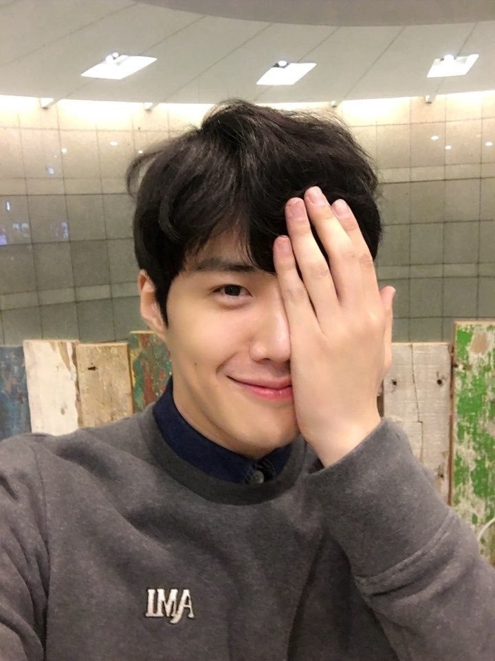 金宣虎遮臉也遮不住帥氣
