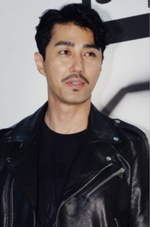 車勝元則詮釋律師「申忠漢」，是和解與援刑的能手，也是唯一向金賢洙伸出援手的律師。