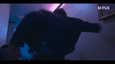 尹智友解決完一個人後，又冒出了很多人朝著智友攻擊，卻一個個被她擊倒在地，完全女力爆發啊！