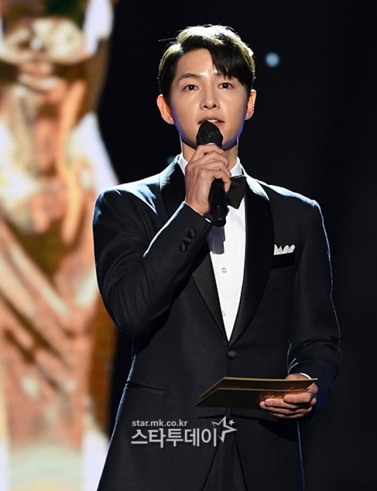 年初宋仲基便參與了《第41屆青龍電影獎》的引言人