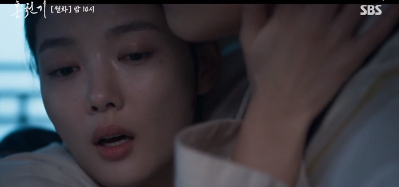 韓劇《紅天機》第1-2集劇情:洪天機不小心跌入河藍懷抱並觸碰到他02