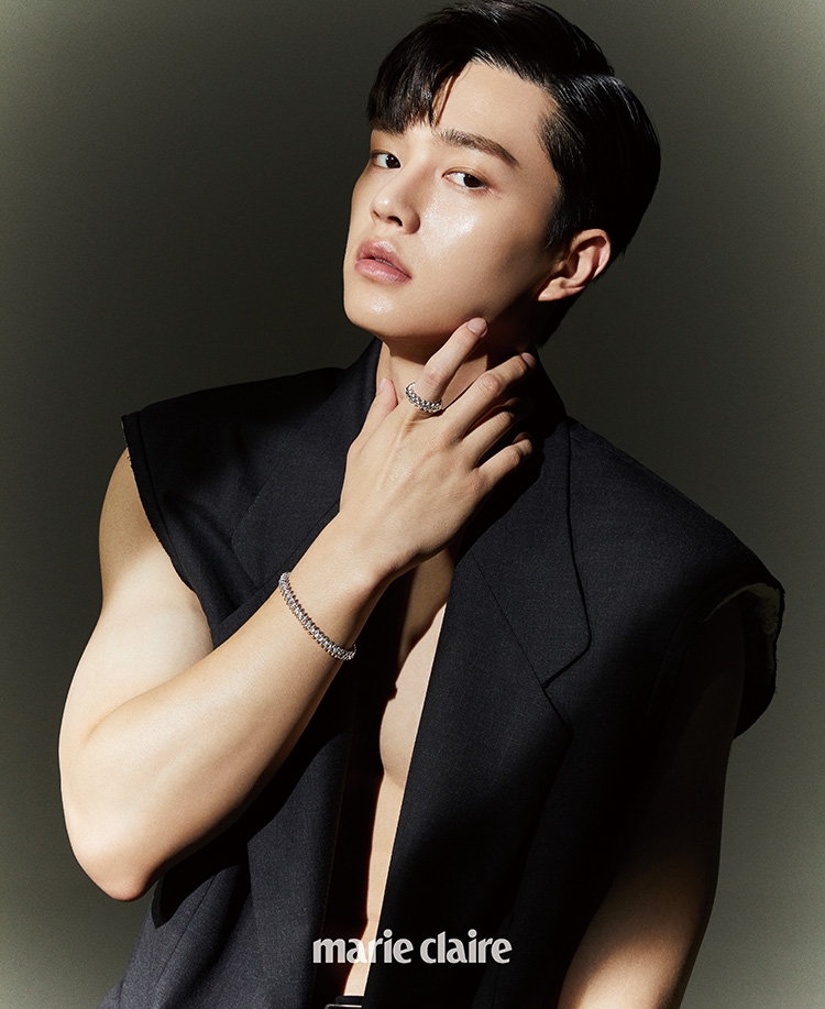 宋江「成熟野性」畫報登場❤宋江還分享很常看自己早期出演的作品,比起觀察演技、更重要的是其中乘載了許多回憶