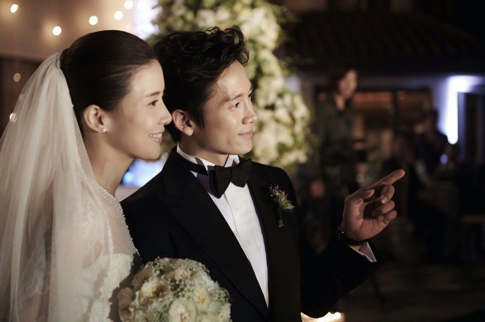 池晟今日也在Instagram上po出兩人當年在結婚典禮上的合照