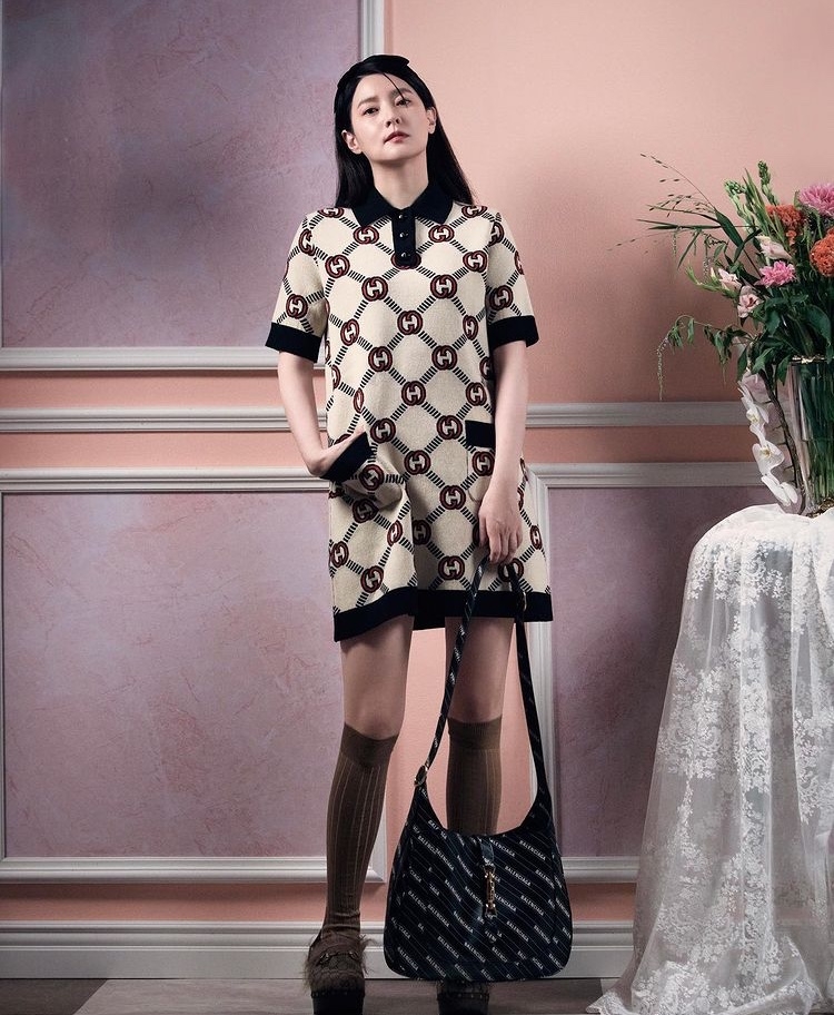 李英愛近日為韓國時尚雜誌《DAZED》拍攝一系列畫報