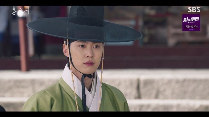《紅天機》EP.5-EP.6劇情:眼尖的亮明大君(孔明 飾)發現了紅天機就是繪製仿畫的畫工,因此故意雞蛋挑骨頭不讓她晉級