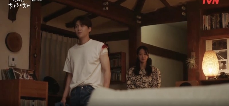 洪斗植救下被搶匪攻擊的尹惠珍導致手臂受傷，也因為害怕回案發現場，於是惠珍便借住在斗植家