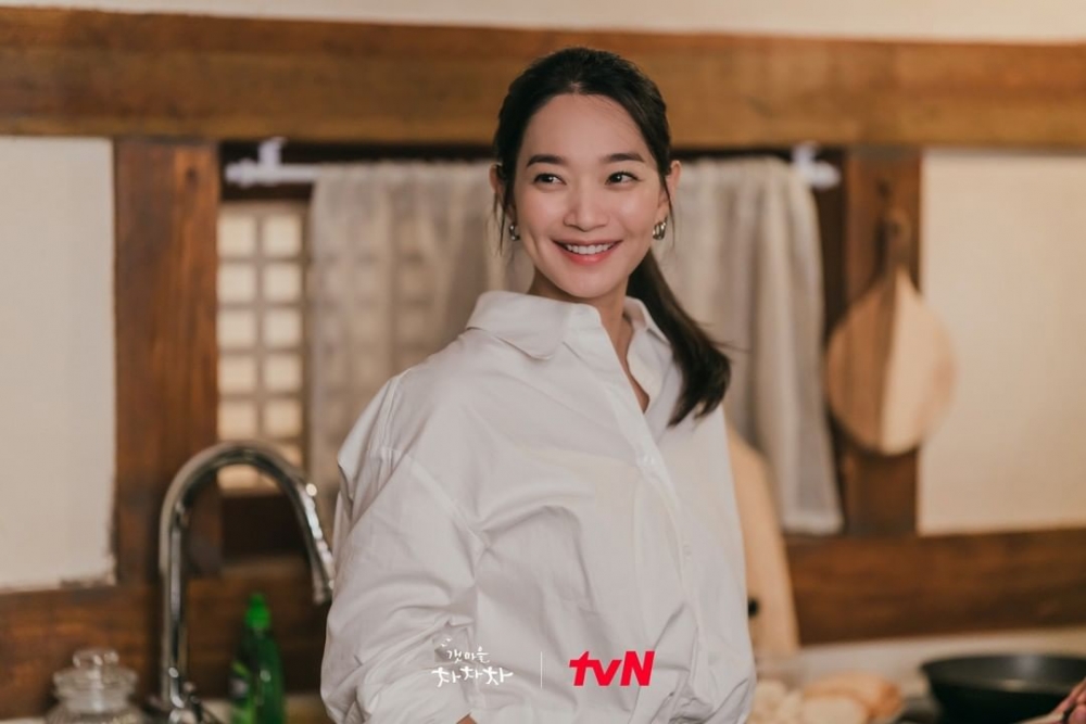 其實惠珍早就對洪班長有好感了吧~不然也不會在得知斗植的「緋聞對象」是劇組人員時露出鬆了一口氣的表情