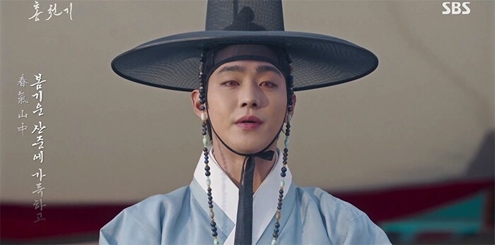 《紅天機》EP.5-EP.6劇情:紅天機向好友崔定(洪慶 飾)打探河藍的事情,忽然產生這位河主簿,就是20年前和她相約見面、卻沒出現的少年。接著在河藍受亮明大君的指示、給出畫試的題目時,讓紅天機又更加認為他就是當年的男孩。