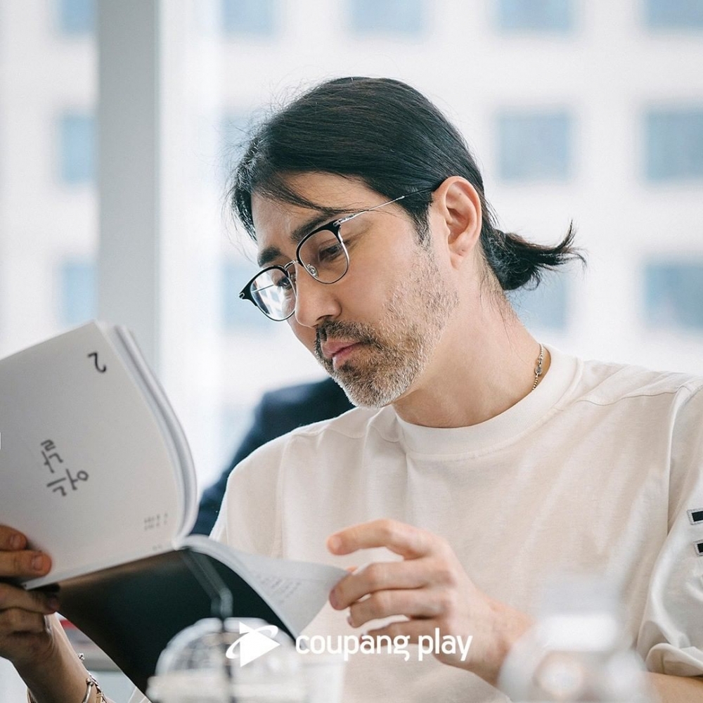 講述圍繞一個女性兇殺案件的兩個男人之間的激烈故事