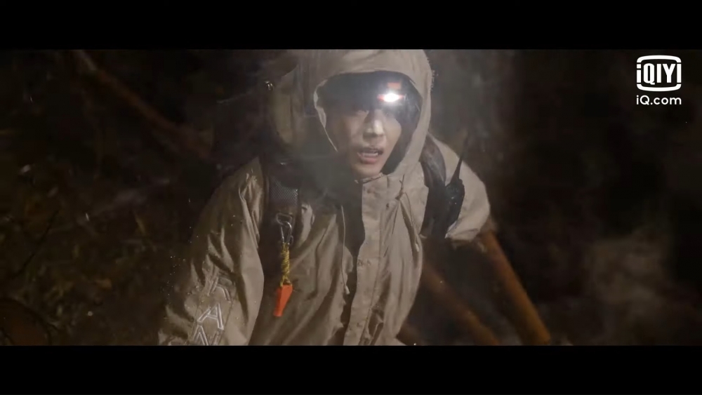 tvN新劇《智異山》公開首波預告！在預告片開頭，雄偉的山峰印入眼簾，山裡變化多端的天氣、導致土石流發生