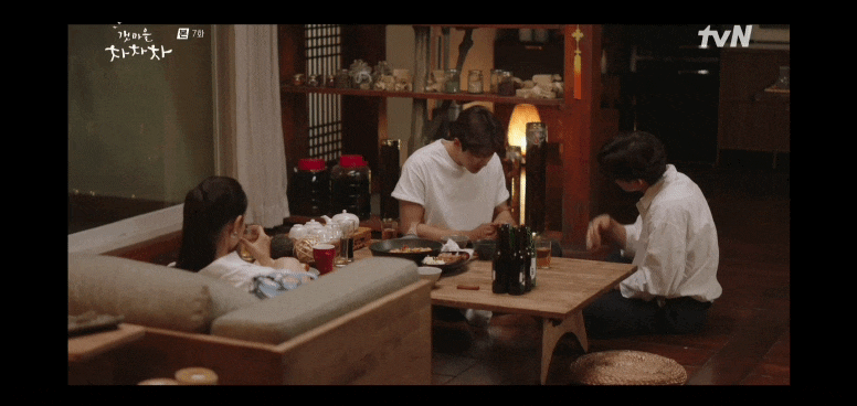 不過池成炫為了讓洪斗植成為節目的嚮導，拿出看家本領和洪斗植開啟了各種綜藝的遊戲環節，不過最後三人都累倒在客廳不省人事。