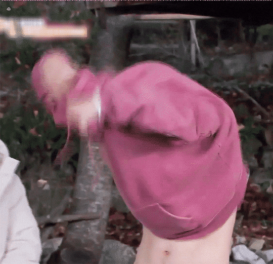 ，便有網友以「善良的臉、身材很母湯的金宣虎」為標題，放上許多金宣虎顯而易見（？的好身材XD 好比韓綜《兩天一夜》某集裡，金宣虎穿潛水裝入水的場景，看看那結實的手臂和胸膛～