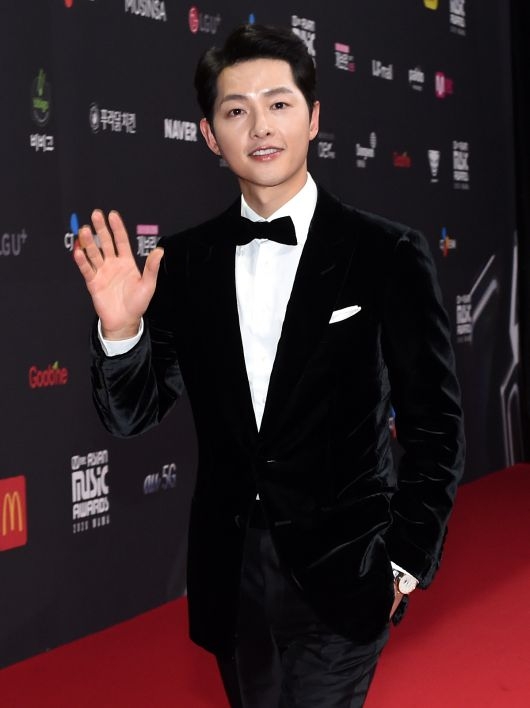 先前宋仲基就已經接下過無數音樂or演技大賞的主持人