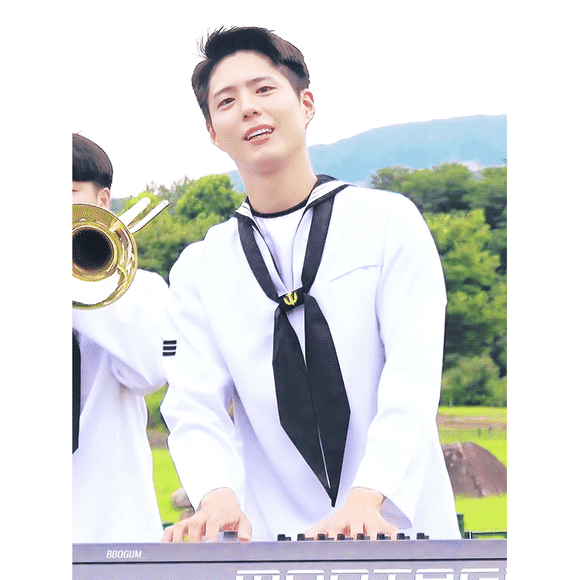 朴寶劍出演海軍線上演唱會表演現場動圖05