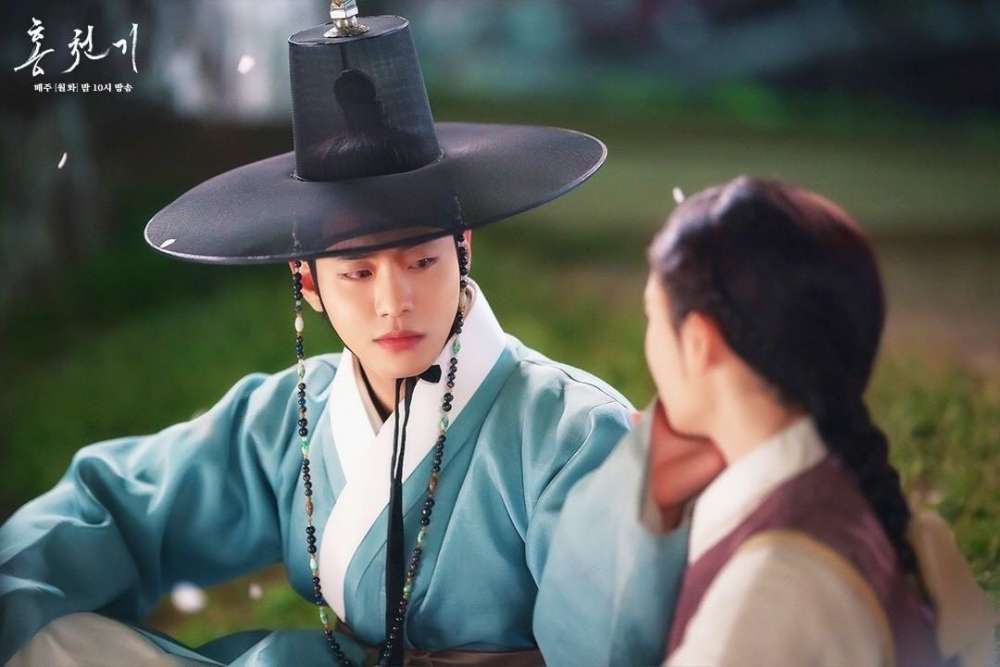 《紅天機》EP.5-EP.6劇情:無論是河藍出的題目,還是紅天機的繪圖動機,兩人都是為了對方,用這種隱喻的方式互相傳遞感情真的超浪漫❤迫不及待看到之後的劇情啦~